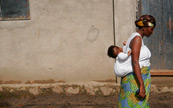 Une femme du Burundi transporte son enfant de la facon traditionnelle