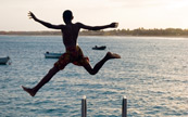 Jeune homme sautant à la mer sur la marina Santa Maria