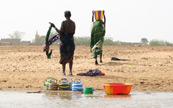 Femmes receuillant de l'eau à la rivière Niger