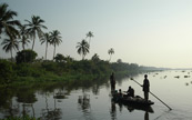 Bateau flottant sur le lagon