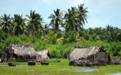 Village aux abord d'un lagon près de Ouidah au Bénin
