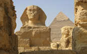 Le Sphinx et une pyramide