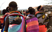 Femme de la tribue Samburu promenant leurs enfants