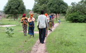 Petit sentier dans un village